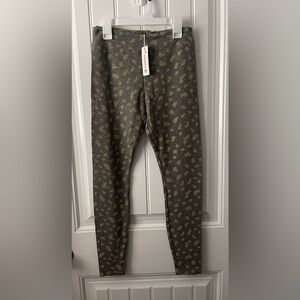 Sundry - Abstract Animal yoga pant
Size 1